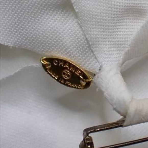 Authentic Chanel Pinned Runway Corsage Brooch - Picture 7 of 7